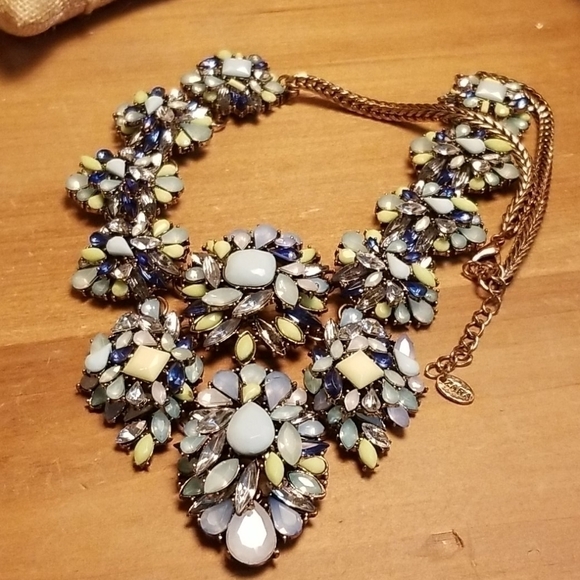 Beautiful vintage style statement necklace. - Picture 6 of 6